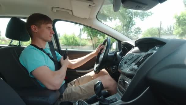 느린 동작으로 안경을 쓰는 운전자 — 비디오