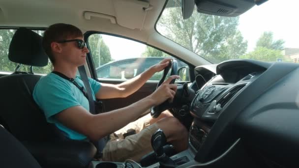 Homem dirigindo no engarrafamento de tráfego — Vídeo de Stock