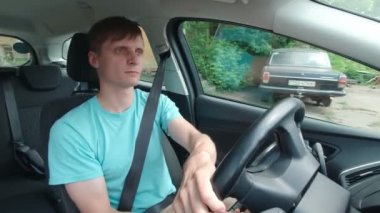 Yavaş Hareket Eden Kafası Karışık Adam