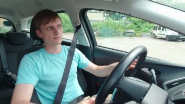 Sürücü etrafına bakıyor.