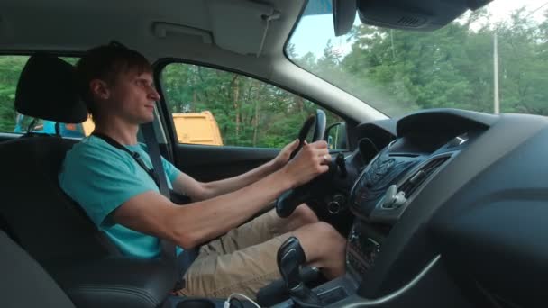 운전을 시작하는 운전자 — 비디오