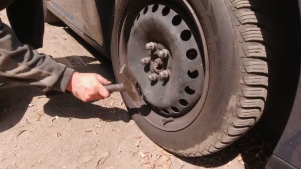 Reparación de ruedas de coche — Vídeo de stock