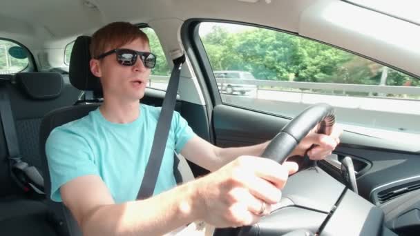 Співак у автомобілі, який сповільнює рух — стокове відео