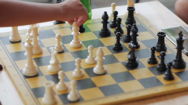 Bisschop zet schaak — Stockvideo