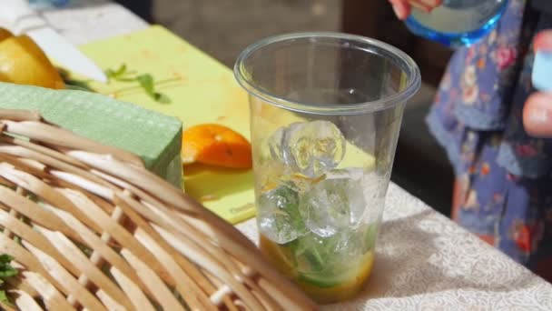 Verter agua en el vaso de hielo — Vídeo de stock