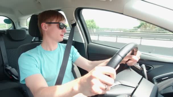 Šťastný muž zpívající v autě Pomalý pohyb — Stock video