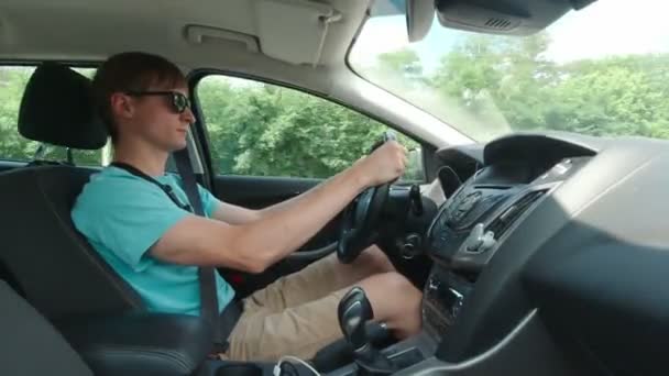 Man rijdt op de snelweg — Stockvideo