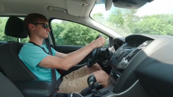 Muž jedoucí pomalým pohybem po dálnici — Stock video