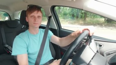 Adam Otoyolda Yavaş Hareket Ediyor