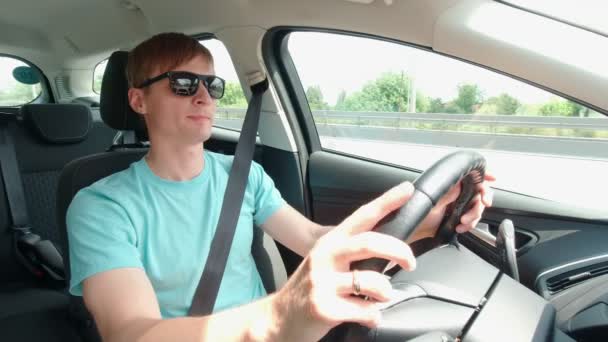 Man hallgat zenét az autóban Lassú mozgás — Stock videók