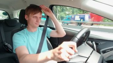 Adam ağır çekimde güneş gözlüğü takıyor.