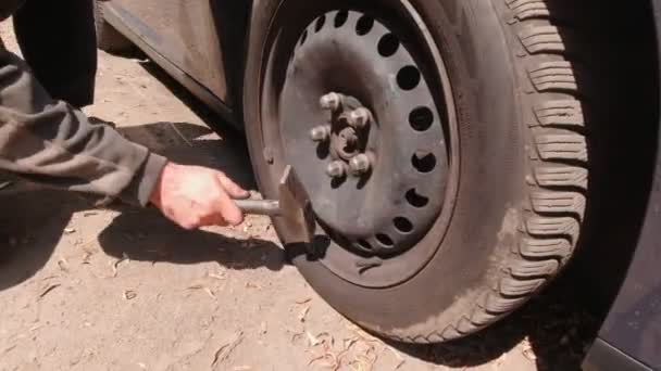 Coches de reparación de ruedas — Vídeo de stock