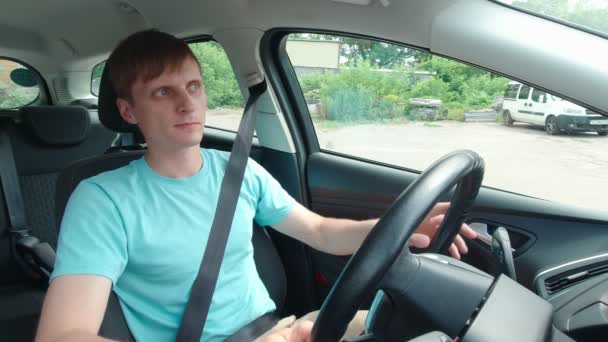 Kierowca rozgląda się wokół Slow Motion — Wideo stockowe