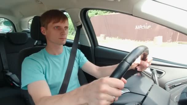 Hombre conduciendo por la calle — Vídeos de Stock