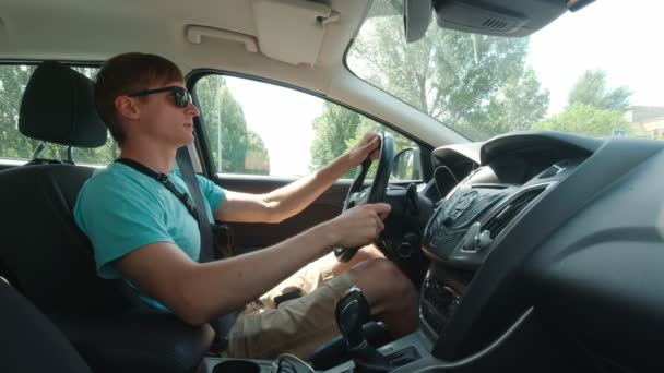 El hombre que conduce en el atasco de tráfico de cámara lenta — Vídeos de Stock