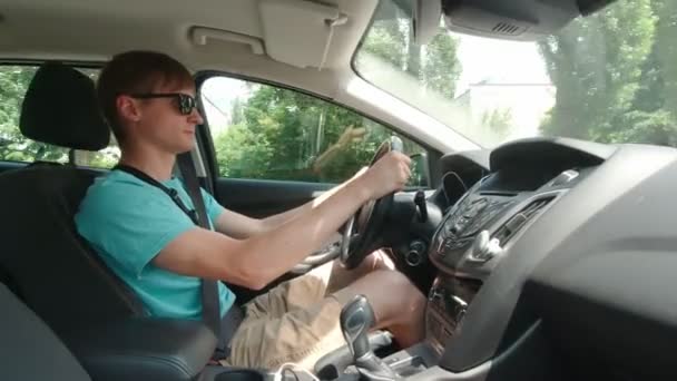 Молодой человек за рулем медленного движения — стоковое видео