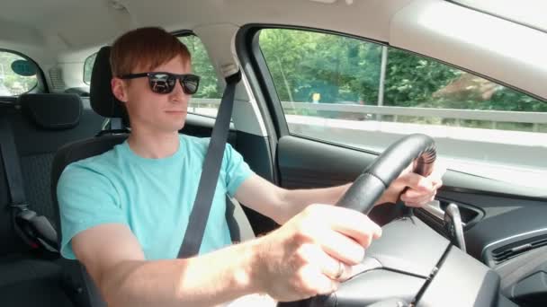 Muž se slunečními brýlemi Driving Car Slow Motion — Stock video