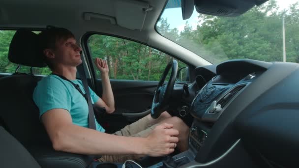 Человек переключает радио в машине — стоковое видео