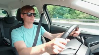 Güneş Gözlüklü Adam Araba Kullanıyor