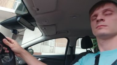 Adam Arabasını Park Ediyor