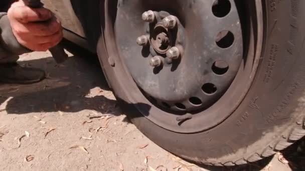 Reparación de daños en la rueda a cámara lenta — Vídeo de stock