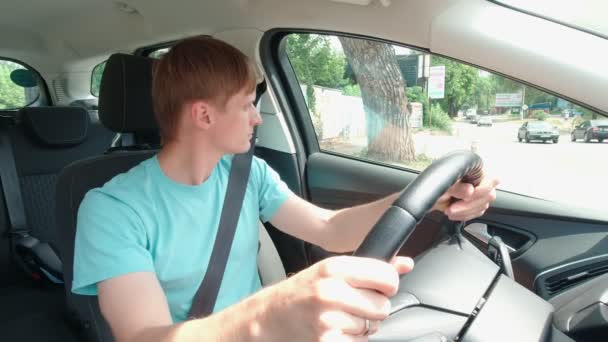 Sürücü bir kavşakta durduruldu — Stok video