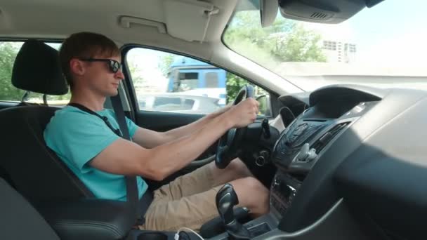 Férfi vezetés Lassú mozgás — Stock videók