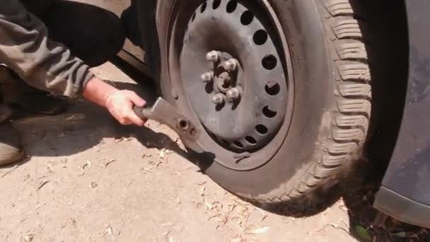 Reparatie van auto wielen — Stockvideo