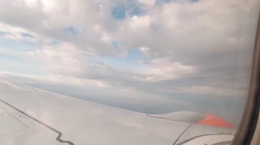 Uçak Penceresinden Bulutlu Manzara