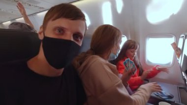 Aile Uçakta Oynuyor