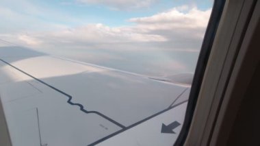 bulutlar uçak penceresinden