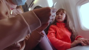 Anneyle kart oynayan kız.