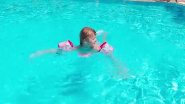 Meninas nadam na piscina — Vídeo de Stock