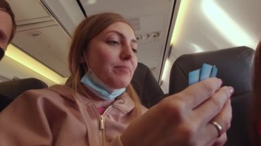 Aile Uçakta Kart Oynuyor