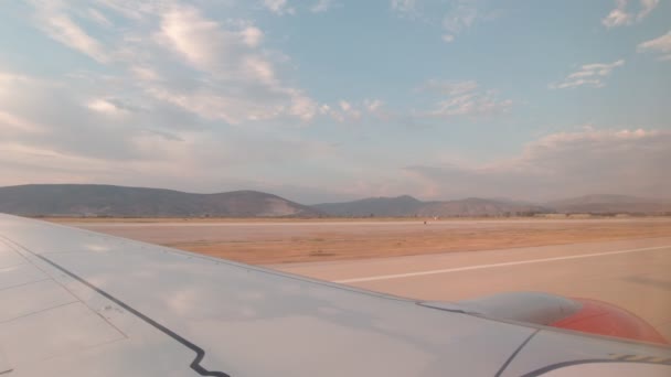 Avião em movimento no aeroporto — Vídeo de Stock