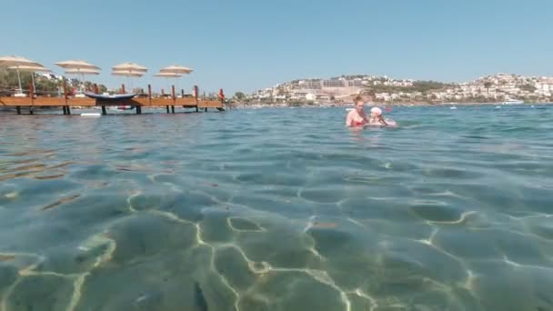 Nő és lány úszik a tengerben — Stock videók