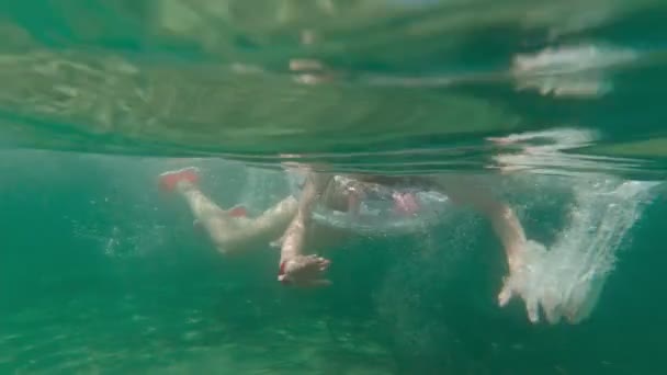 Chica en el mar bajo el agua — Vídeo de stock