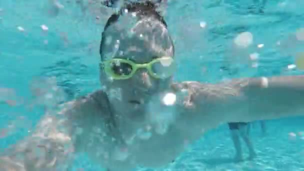 Man Swims Underwater In Pool — Vídeo de Stock