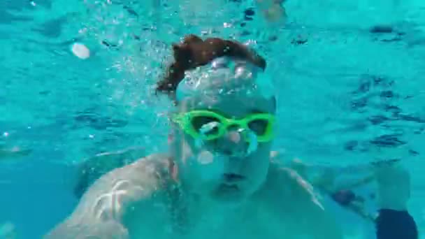 Homem mergulha na piscina — Vídeo de Stock