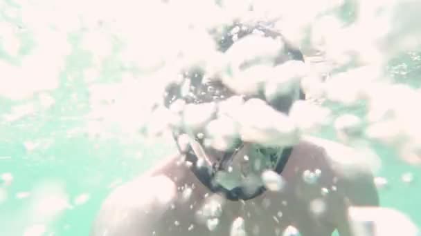 Potápěč Podvodní jasné sluneční světlo — Stock video