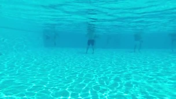 Personas irreconocibles en la piscina — Vídeo de stock