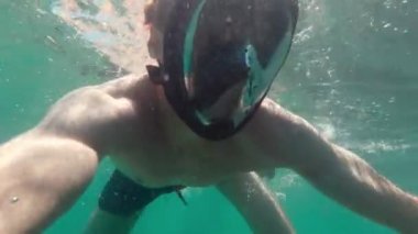 İnsan Suyun Altında Dalıyor