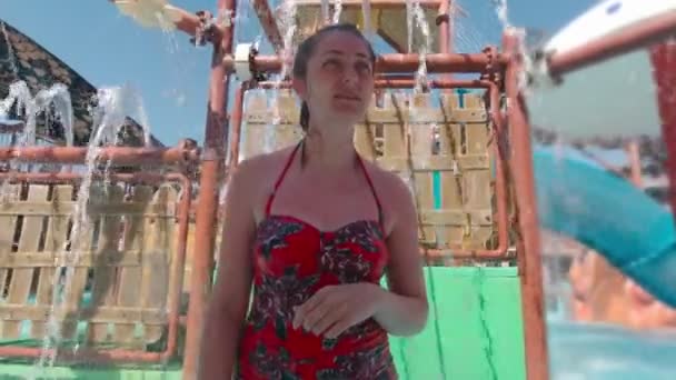 Женский водопад в аквапарке — стоковое видео