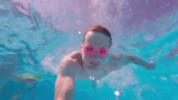 Mannen längst ner i poolen — Stockvideo
