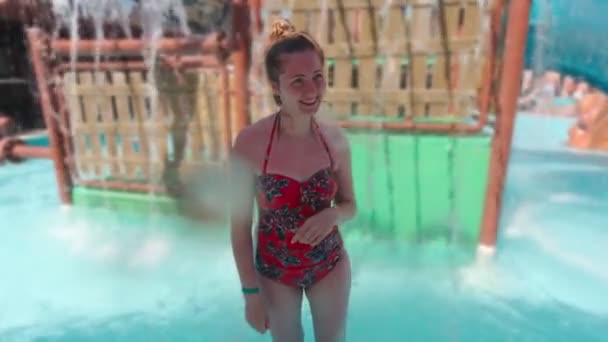 Vrouw in het waterpark Waterval — Stockvideo
