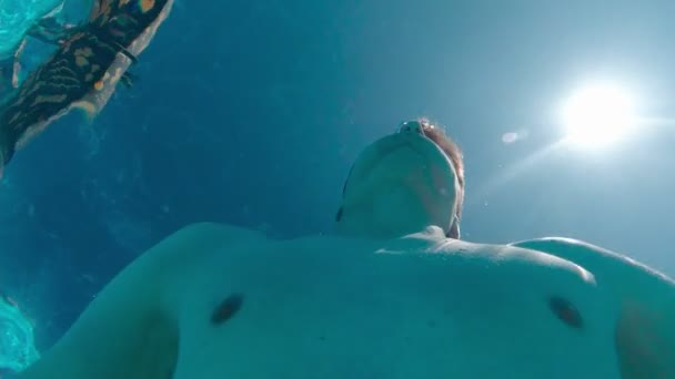 Man Dives Underwater View — Stock video