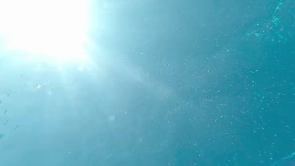 Blå vatten och sol — Stockvideo