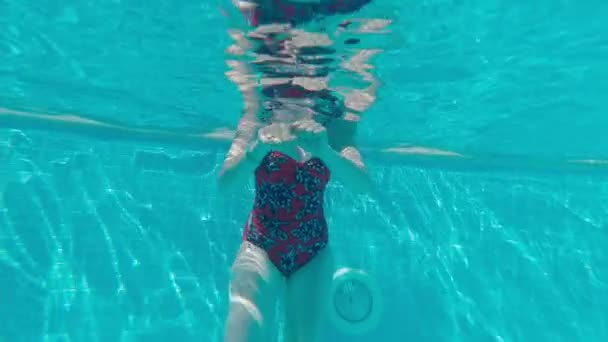 Γυναίκα στην πισίνα Υποβρύχια προβολή — Αρχείο Βίντεο