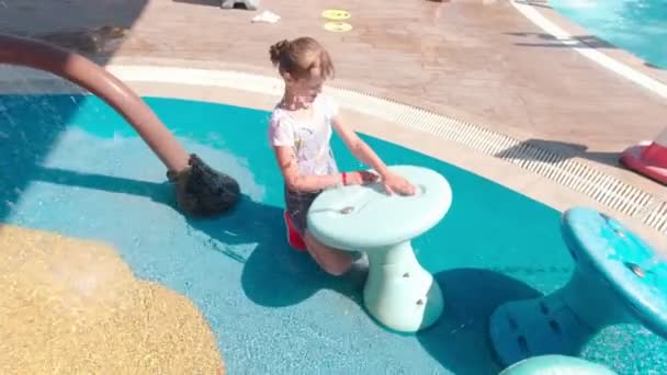 Chica jugando en el parque acuático — Vídeo de stock