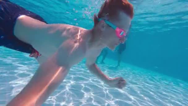 Mand dykker i poolen – Stock-video